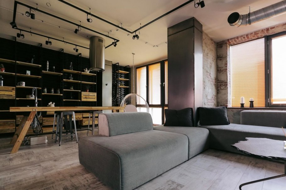 Гостиная в стиле лофт с панорамными окнами