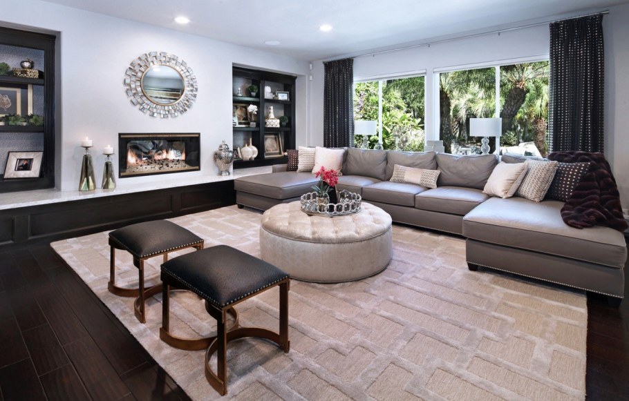 Гостиная с большим диваном