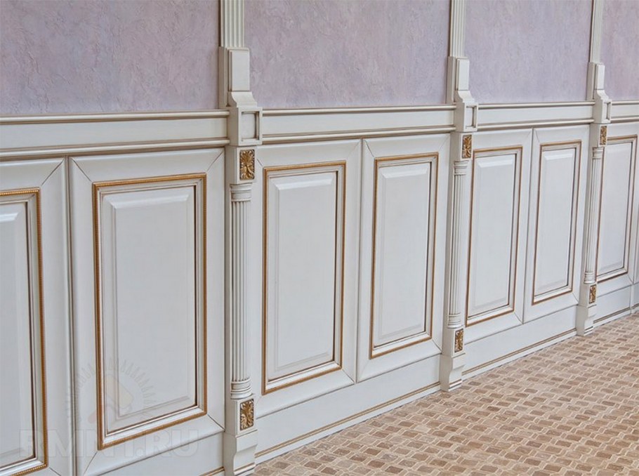 Декоративные молдинги на стенах подъезда