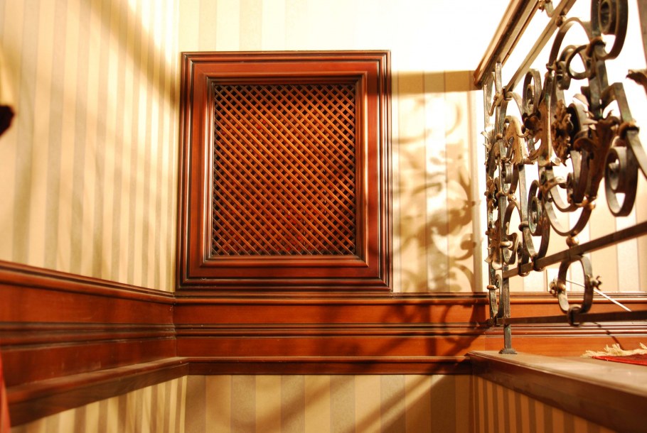 Деревянные молдинги для стен в интерьере