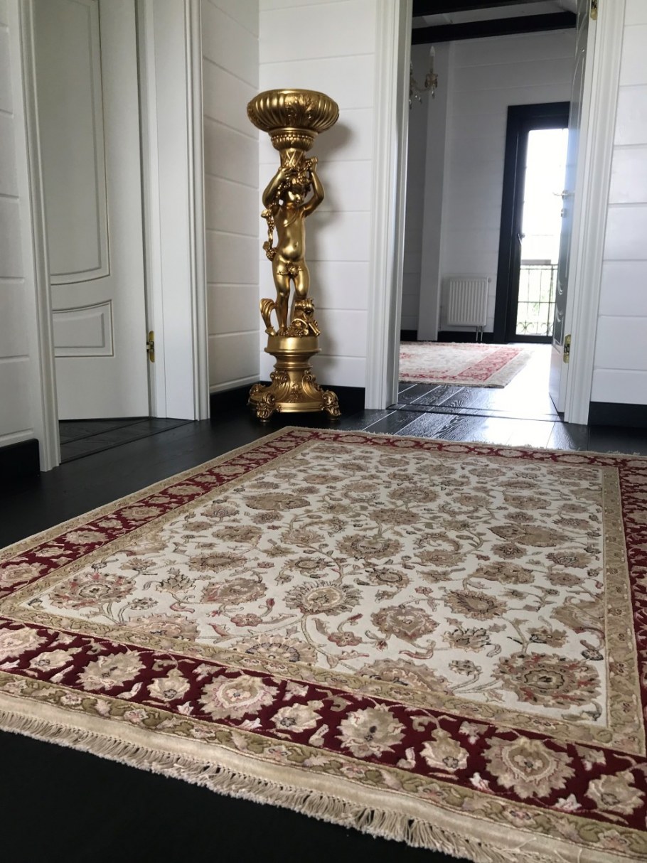 Ковер в прихожей классический стиль
