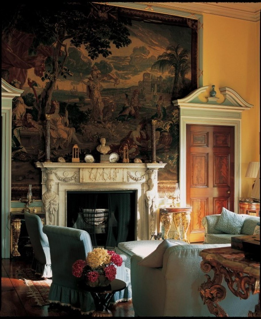 Гостиная во французском стиле с камином