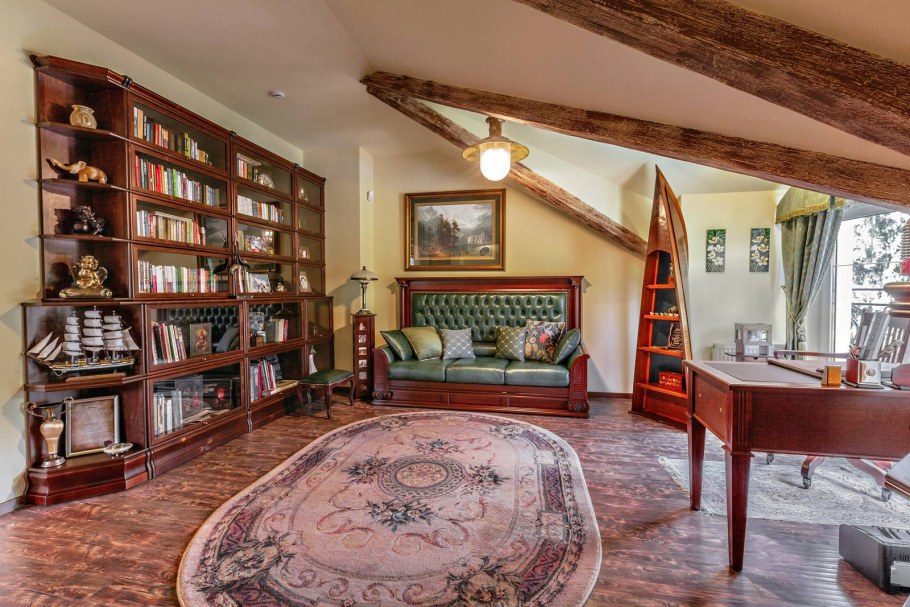 Кабинет в английском стиле на мансарде