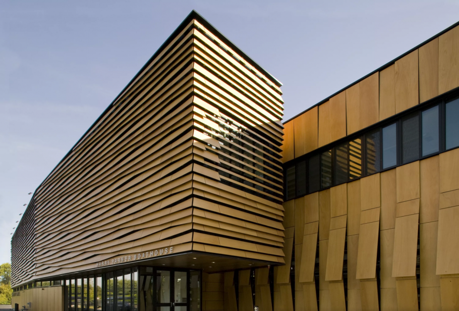 Красивый дом с двускатной крышей