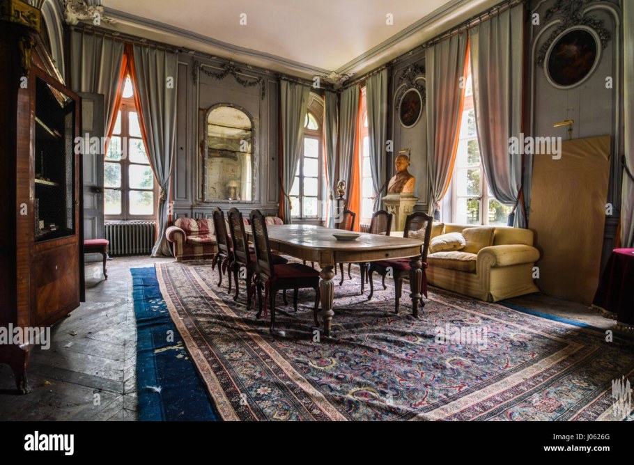 Заброшенный замок поместье во Франции