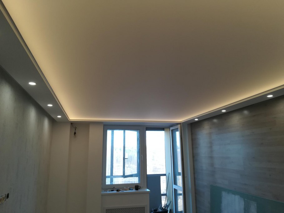 Натяжной потолок с подсветкой