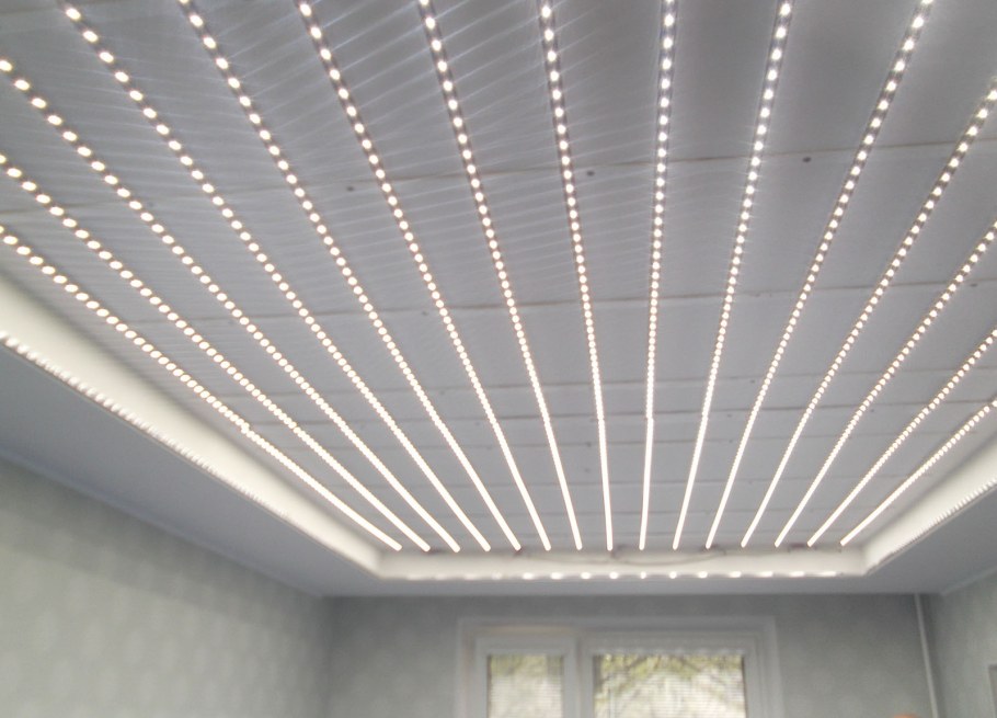 Натяжной потолок со светодиодной лентой
