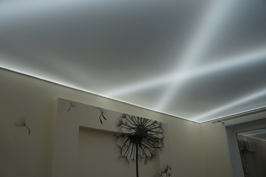 Натяжной потолок с подсветкой внутри