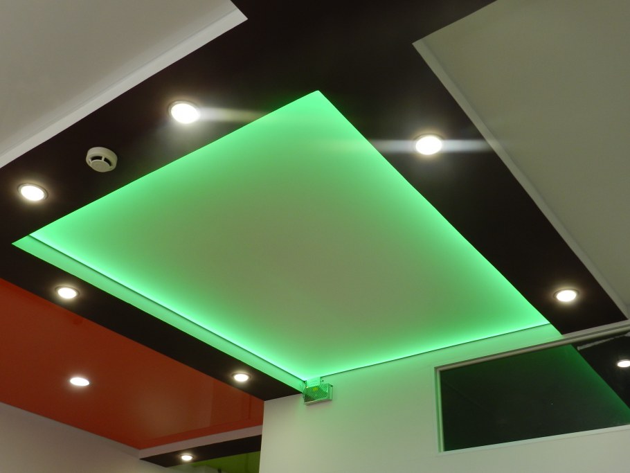 Натяжной потолок с подсветкой