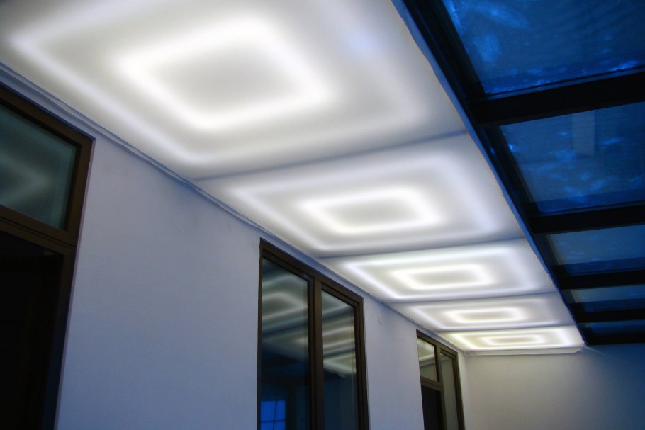 Прозрачный потолок с подсветкой