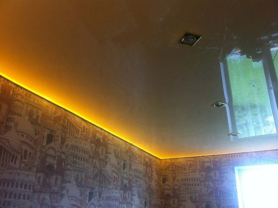 Натяжной потолок с подсветкой внутри