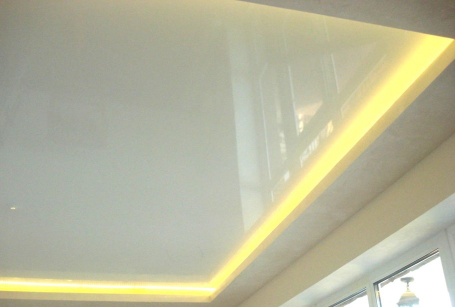 Натяжной потолок с подсветкой по периметру