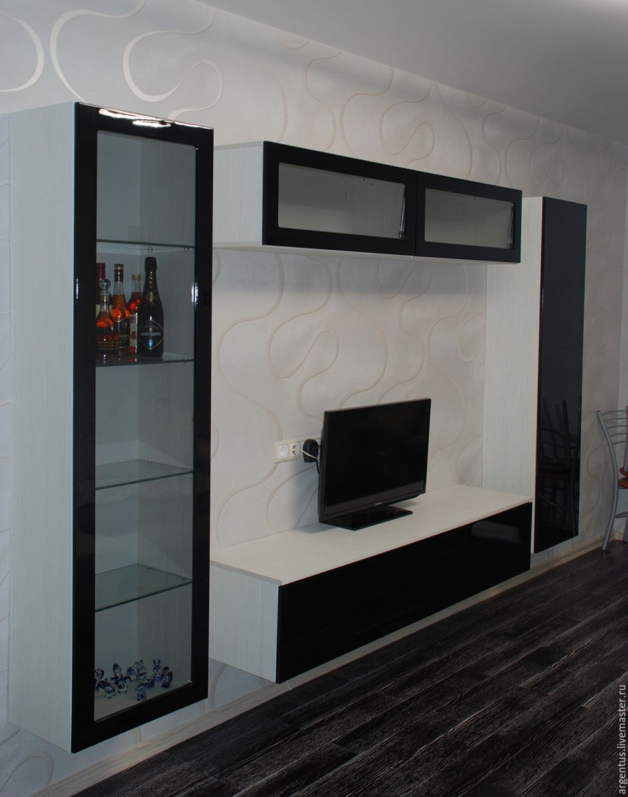 Зеркальная стенка в гостиную