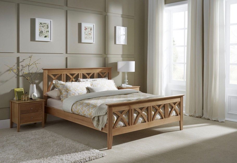 Кровать с деревянной спинкой