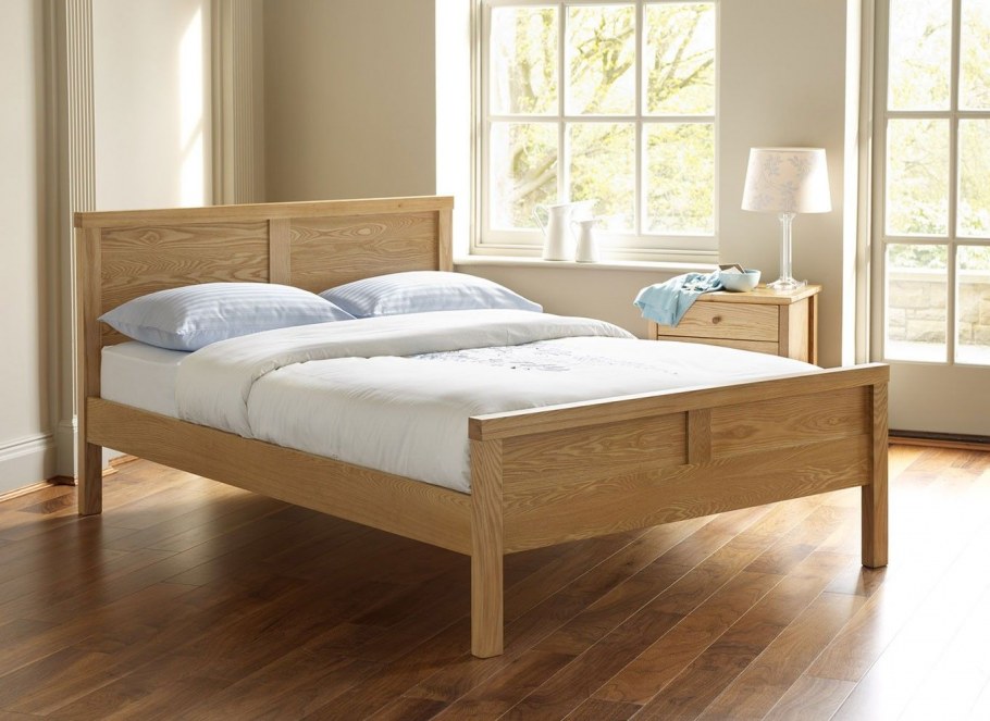 Кровать из массива в скандинавском стиле