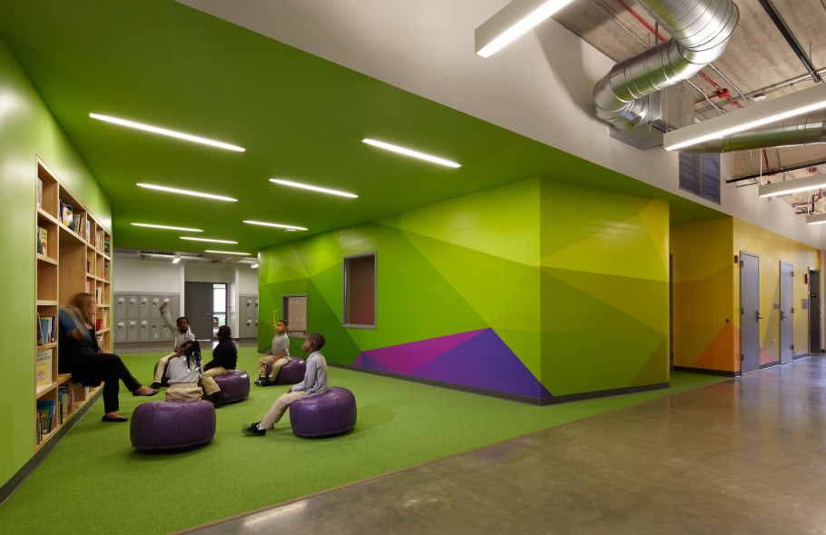 Разноцветные стены в школе