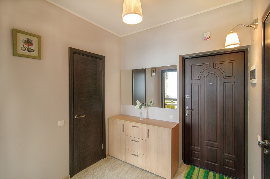 Прихожая без шкафа в узкий коридор