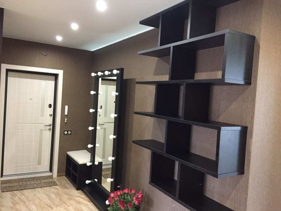 Квадратный шкаф в прихожую коридор