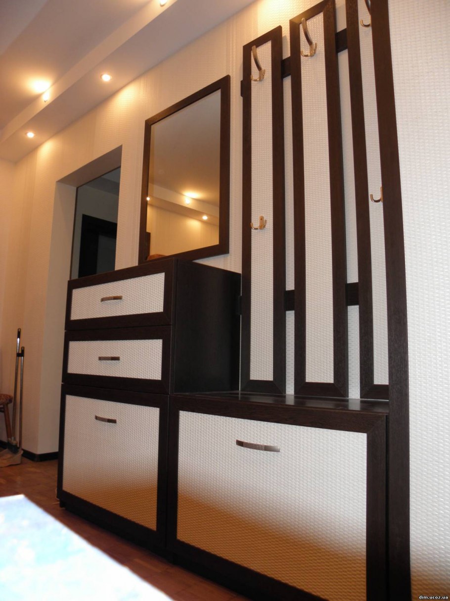 Прихожая с открытой дверью