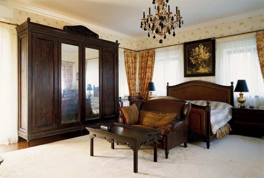 Интерьер спальни в классическом стиле с темной мебелью