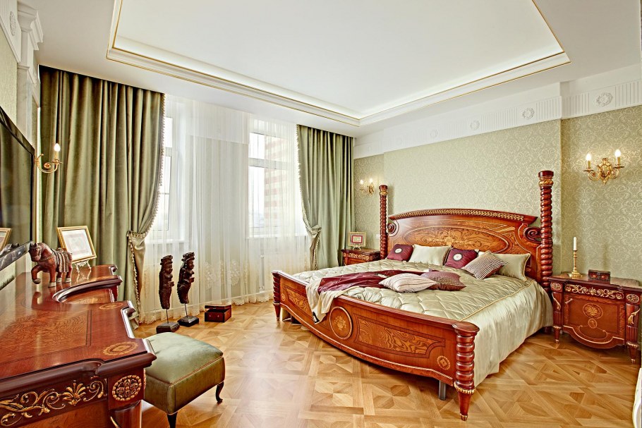 Оливковая классическая спальня