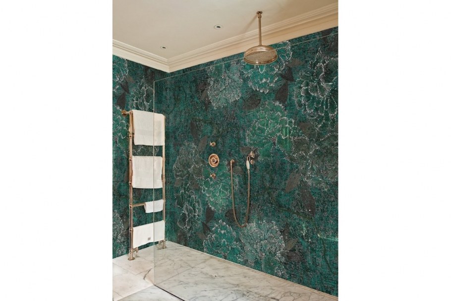 Светлый зелёный мрамор в ванной