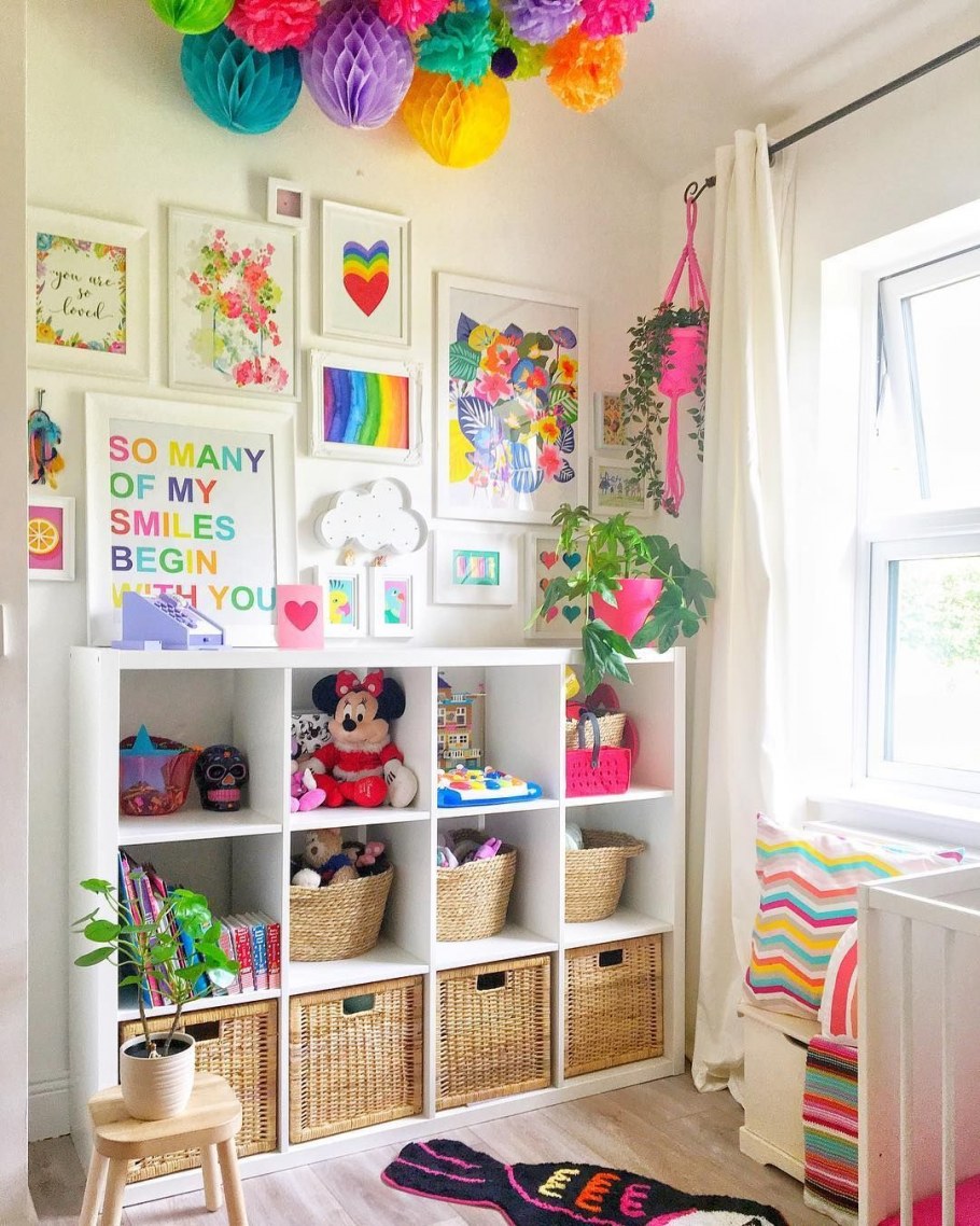 Украсить стеллаж в детской
