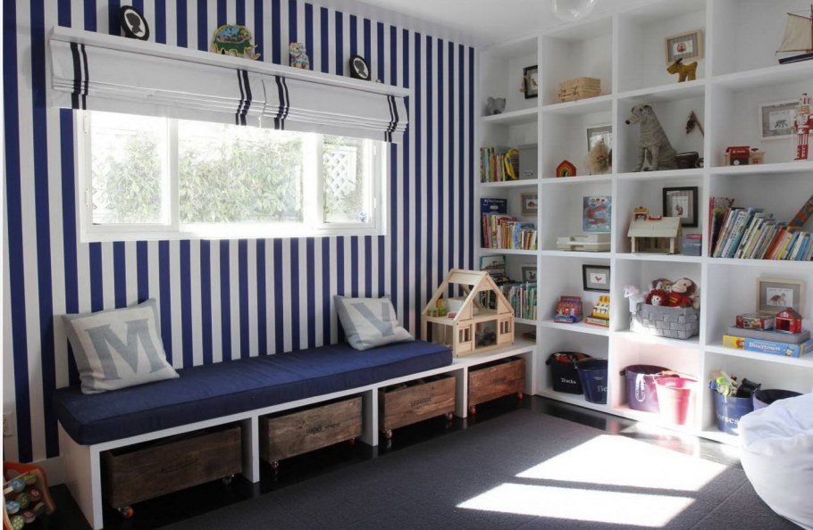 Стеллаж во всю стену в детскую