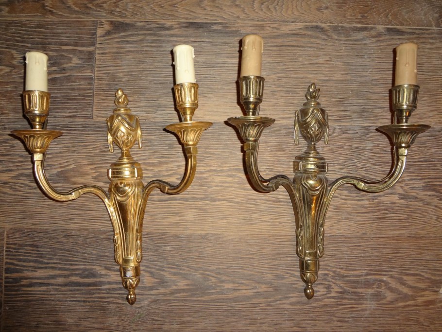 Антикварный настенный светильник