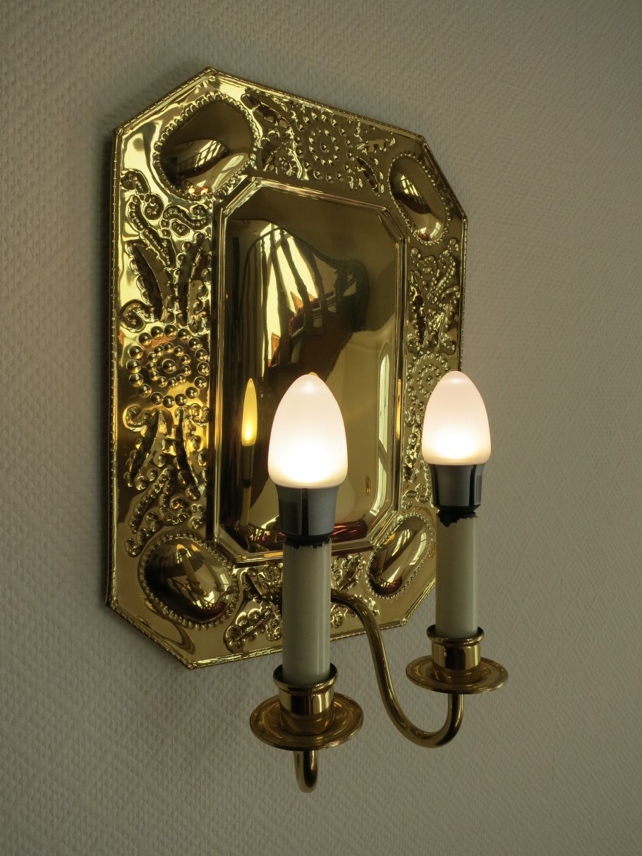 Светильник прикроватный настенный