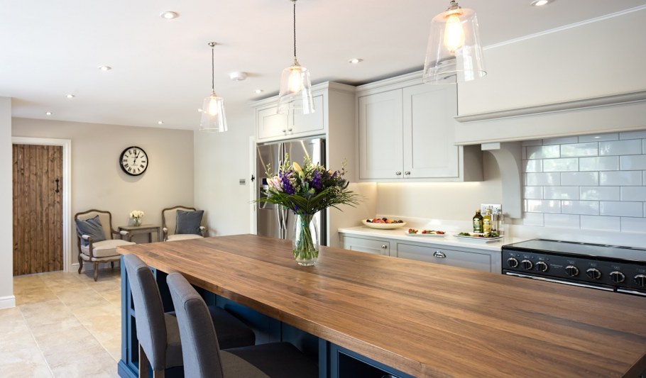 Кухня гостиная под дерево серая