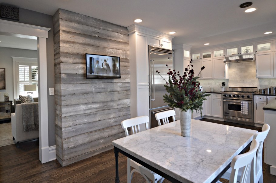 Серый ламинат на стене в кухне