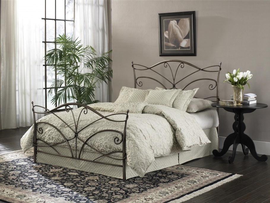 Черная металлическая кровать в интерьере спальни