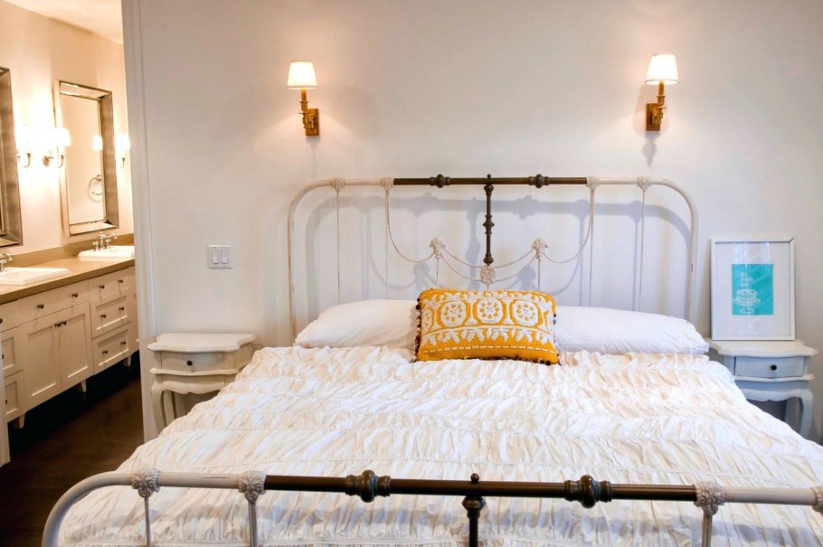 Маленькая спальня с железной кроватью