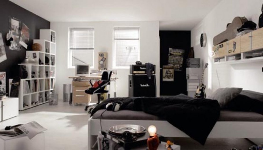 Комната с компьютером и кроватью