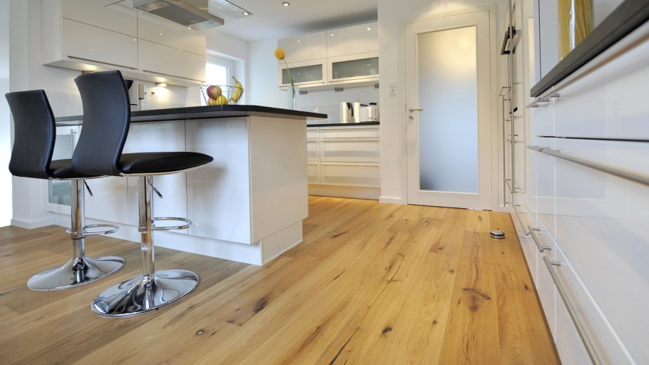 Кухня с ламинатом на полу