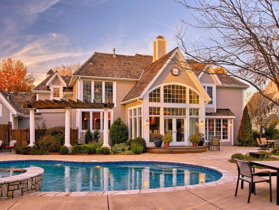 Большой красивый дом