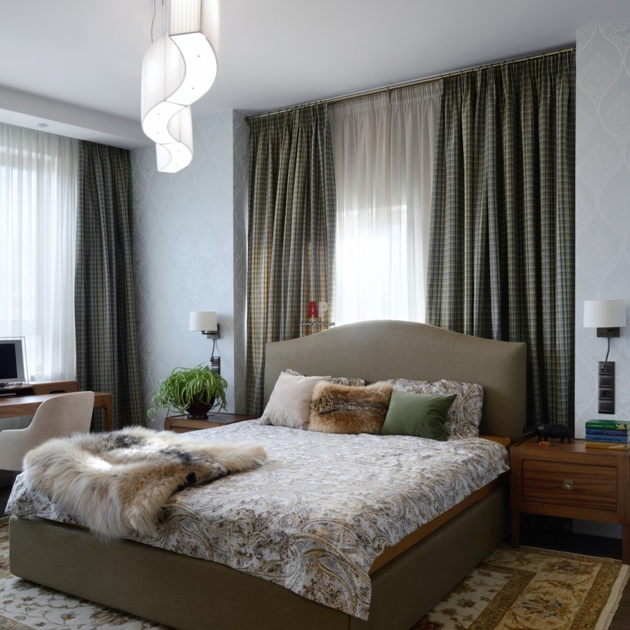 Спальня женская с двумя окнами