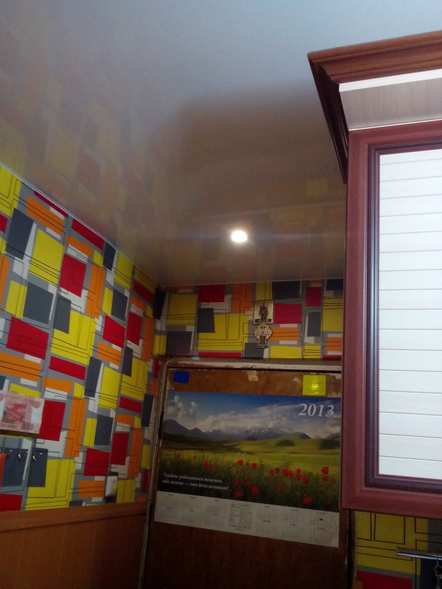 Натяжные потолки с орнаментом по углам