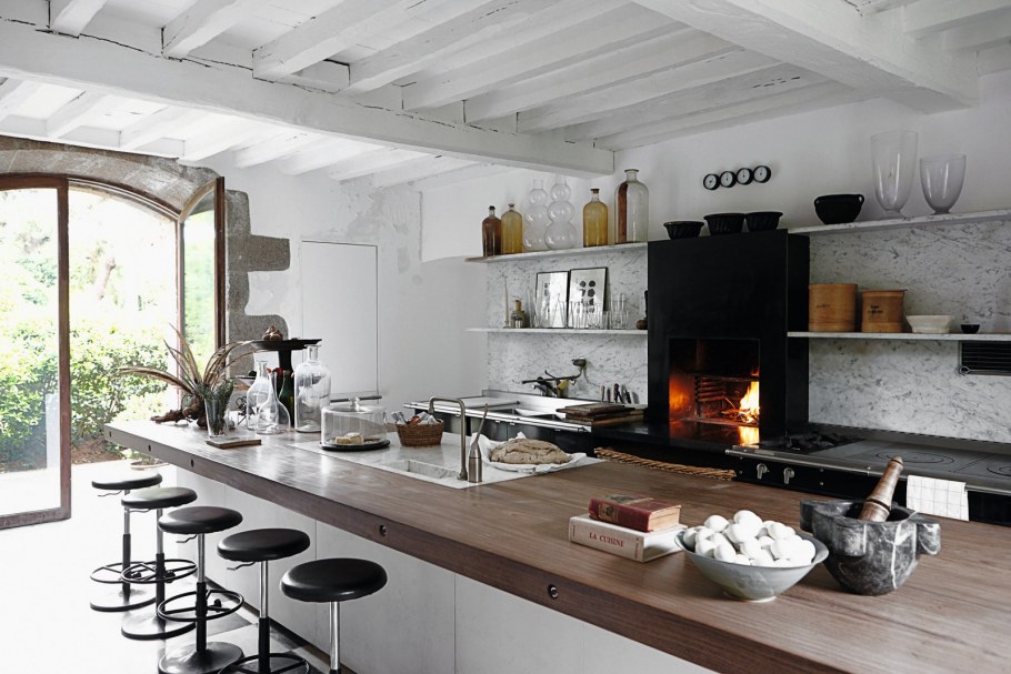 Кухня с камином в частном доме