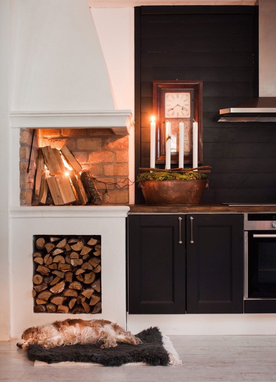 Камин в интерьере кухни