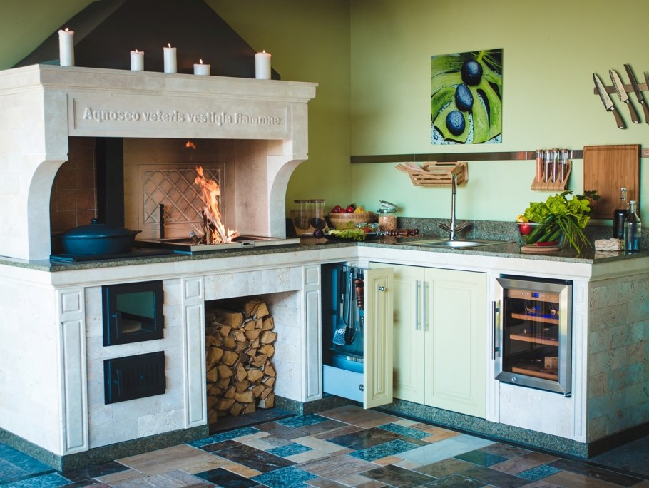 Камин в интерьере кухни