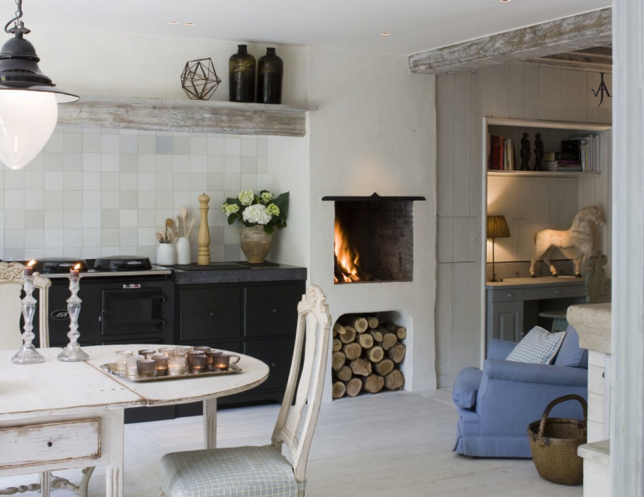 Кухня гостиная с электрокамином