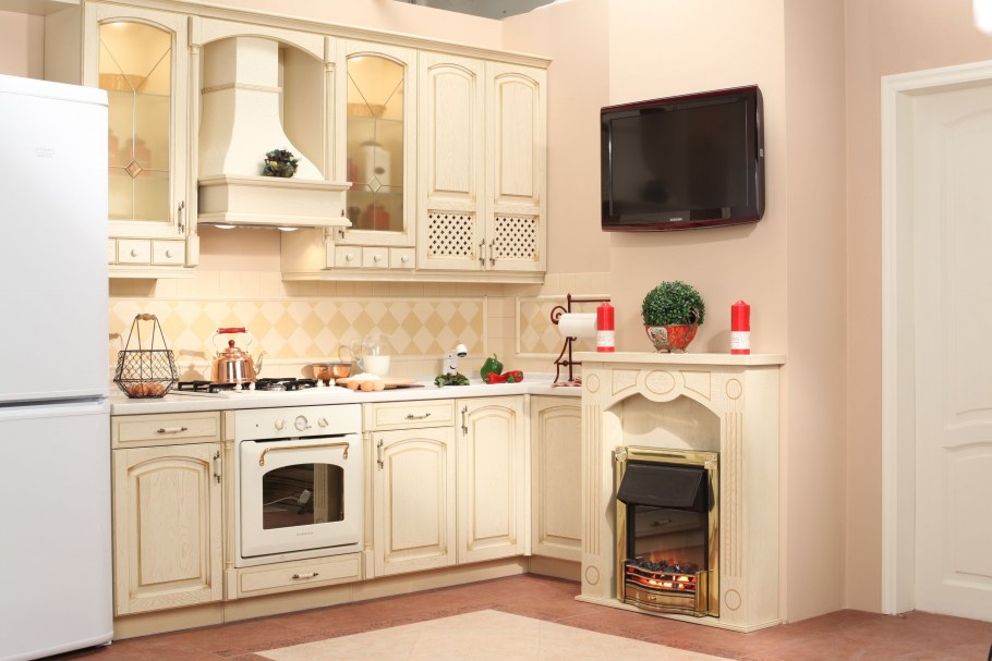 Камин в интерьере кухни