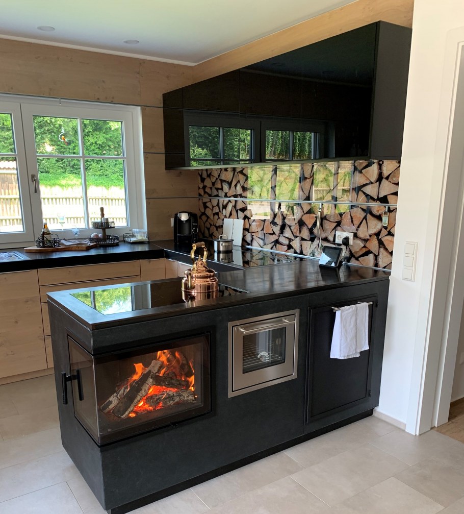 Кухня столовая с камином