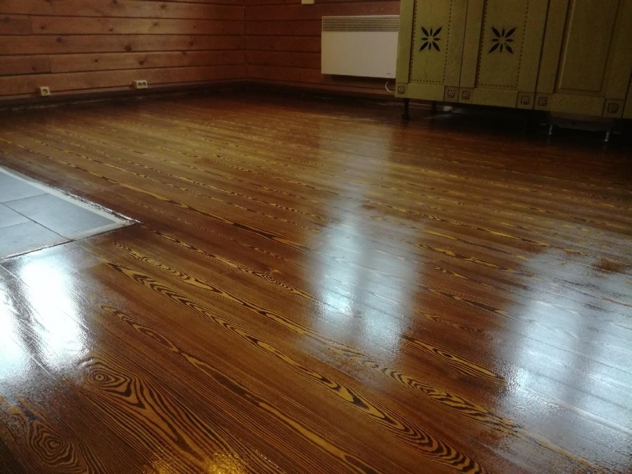 Лакированный деревянный пол