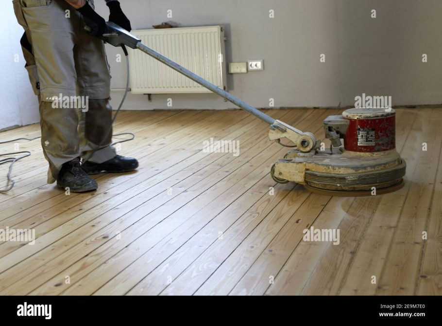 Нанесение лака на паркет