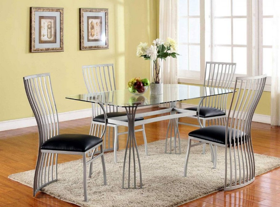 Стеклянный стол в интерьере