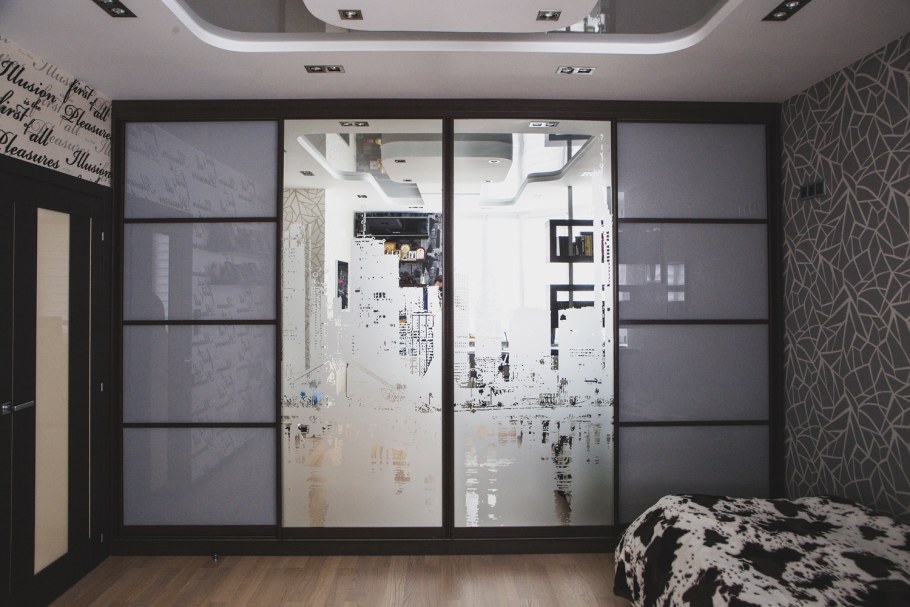 Встроенный шкаф-купе в гостиную 2020