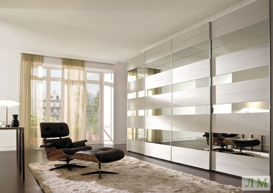 Зеркальный шкаф купе в гостиную